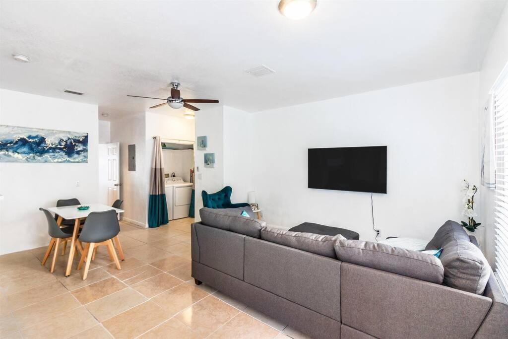Bright & Cozy Duplex ~ Near South & Wynwood! Appartamento Miami